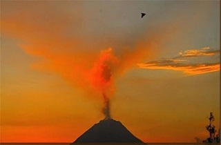 تصاویری زیبا از سایه‌های سرخ آتشفشان در آسمان