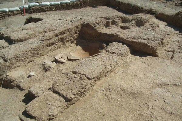 شناسایی ساختارهای خشتی در محوطه تاریخی تاس تپه