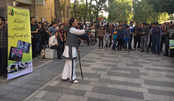 اجرای نمایش نقالی دفاع مقدس در پیاده راه بوعلی همدان