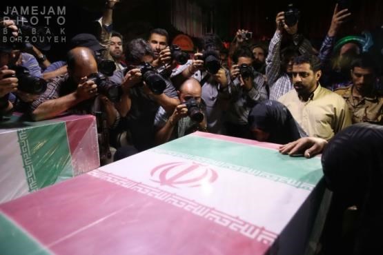 دیدار دوباره بعد از 33 سال/ گفت&zwnj;&zwnj;وگو با پدر و برادر شهید + عکس