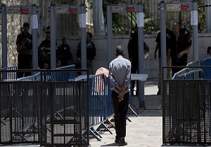 شادی فلسطینی‌ها پس از برداشته شدن نرده‌های آهنی از مقابل مسجدالاقصی
