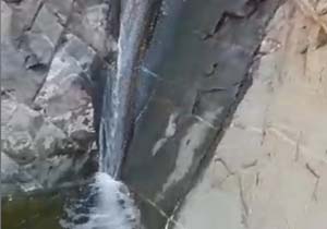 آبشار زیبا در روستای «پوم» + فیلم