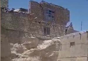 لحظه ریزش خانه قدیمی در روستای قروه + فیلم