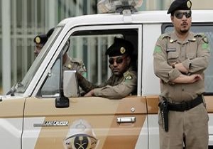 عریان کردن شیعیان عربستانی در ملاء عام/ حکم اعدام به دلیل دیدار با رهبر انقلاب +عکس