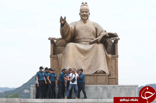 تصاویر روز: از طویل&zwnj;ترین پل معلق جهان تا قرار دادن 700 عروسک مقابل یک کلیسا