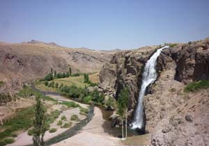 آبشار زیبا و دیدنی «سد آیدوغموش» در میانه + فیلم