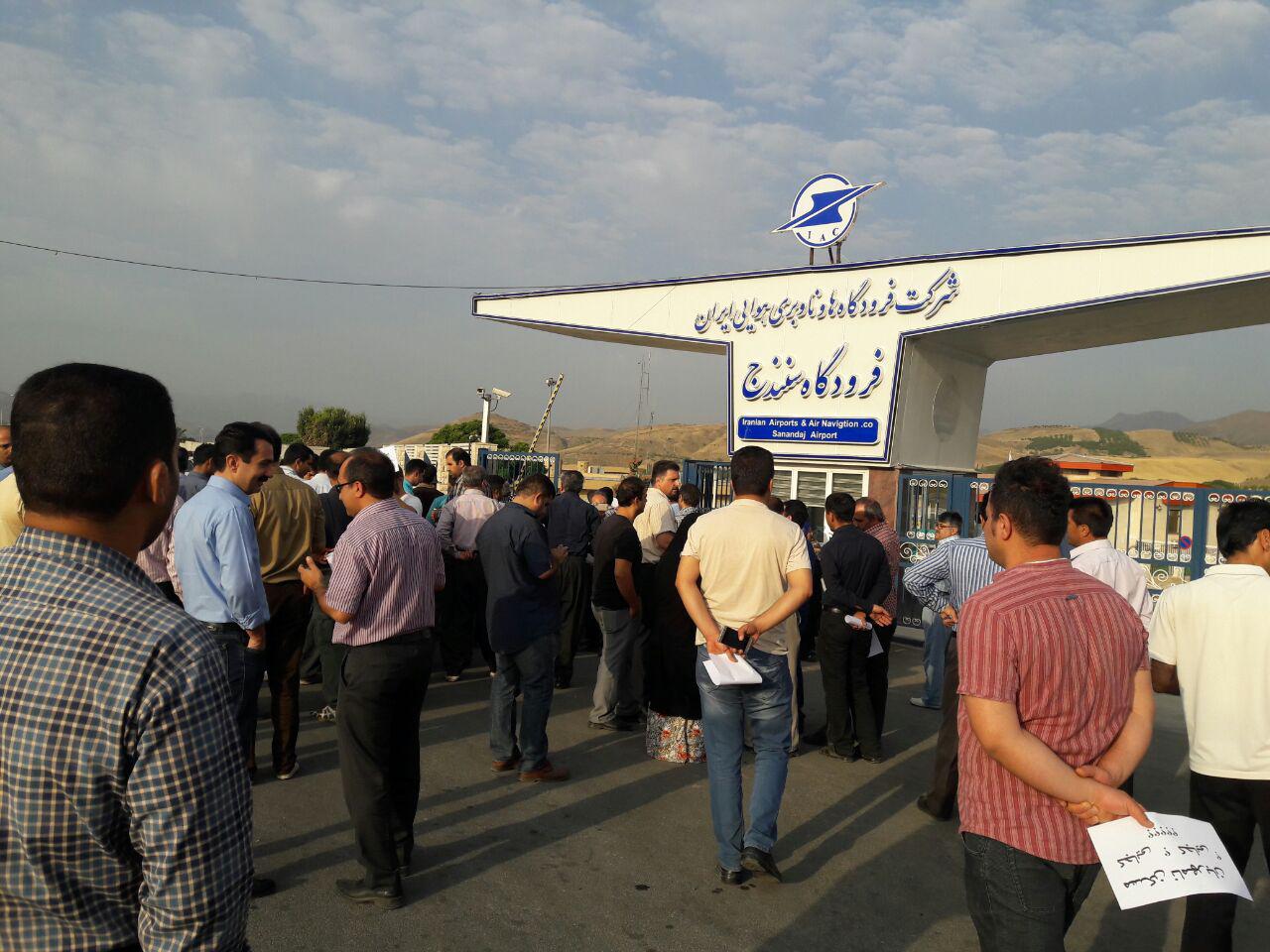 استقبالی متفاوت از آخوندی وزیر راه وشهرسازی در فرودگاه سنندج