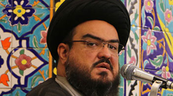 زندگی یک زوج الهی، پشت ویترین آیات قرآن کریم قرار دارد
