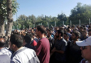 تجمع و اعتراض کارگران آذرآب اراک برای چندمین بار+عکس
