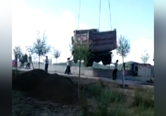 لحظه سقوط کامیون از جرثقیل + فیلم