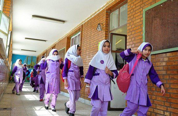 رنگین کمان رنگ ها در لباس فرم دانش آموزان /لباس فرم مدارس خرج تراشی یا کمک به کیفیت آموزشی؟