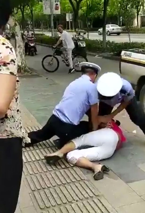حمله وحشانه پلیس به مادر و کودکش + فیلم