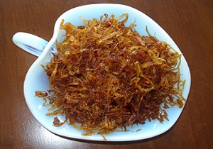 سلامت پیازهای سرخ کرده و مواد غذایی خانگی در مغازه ها تائید نمی شود/ کوتاهی وزارت بهداشت در نظارت ها