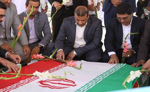 ادای احترام مدیرکل تعاون، کار و رفاه اجتماعی سیستان و بلوچستان به مقام شامخ شهدا