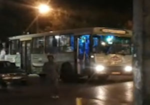 تشییع پیکر دانش&zwnj;آموز جانباخته در حادثه واژگونی اتوبوس/حرکات نمایشی خطرناک با پژو 405/ترمز بریدن جرثقیل حادثه ساز شد! + فیلم و تصاویر