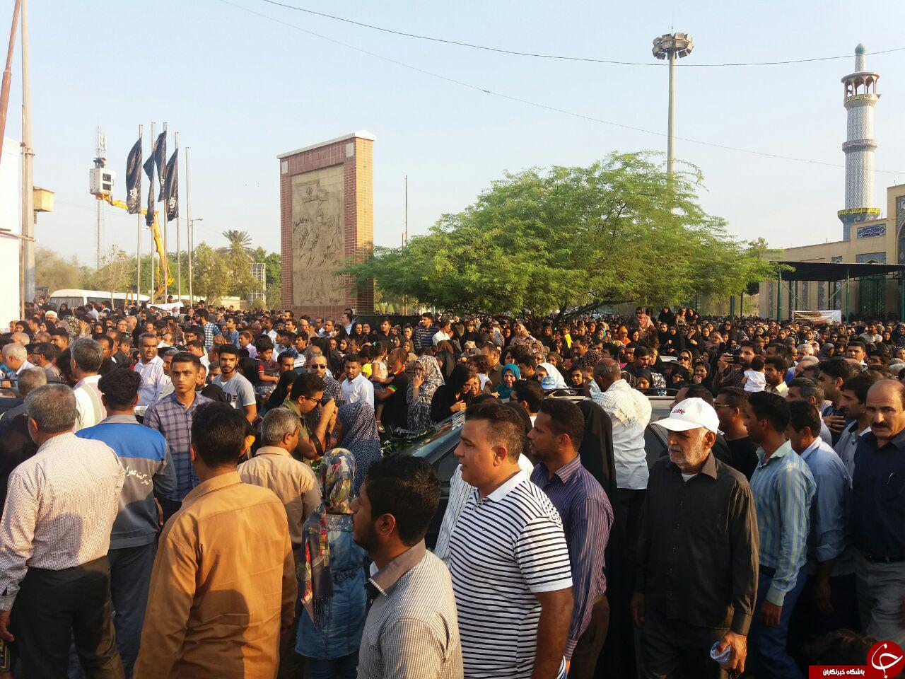 تشییع پیکر دانش آموزان جان باخته حادثه واژگونی اتوبوس در بندرعباس+تصاویر