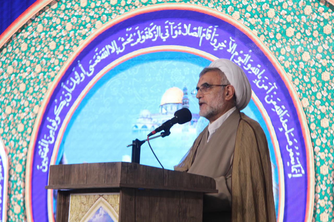 محقین وهنرمندان باید مفهوم قرآن را به جامعه منتقل کنند