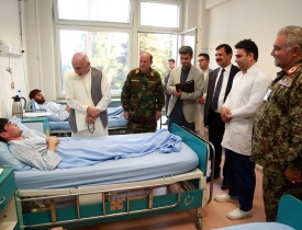 اشرف غنی از مریضان تحت درمان در شفاخانه عیادت کرد