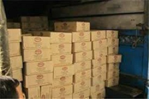کشف انبار با 10 هزار قوطی کمپوت آناناس قاچاق در اراک + عکس