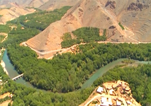 روستایی که در پیچ و خم زاینده رود محاصره شده است + فیلم