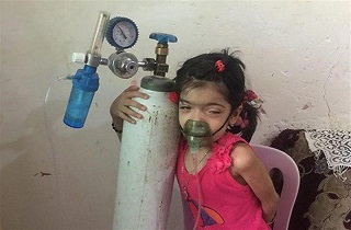 کودکی که توان نگه داشتن ماسک اکسیژن را ندارد+تصاویر