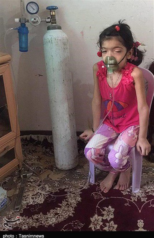 کودکی که توان نگه داشتن ماسک اکسیژن را ندارد+تصاویر