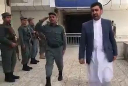 رژه رفتن نظامی پوشان در برابر رییس اتحادیۀ صرافان ولایت هرات