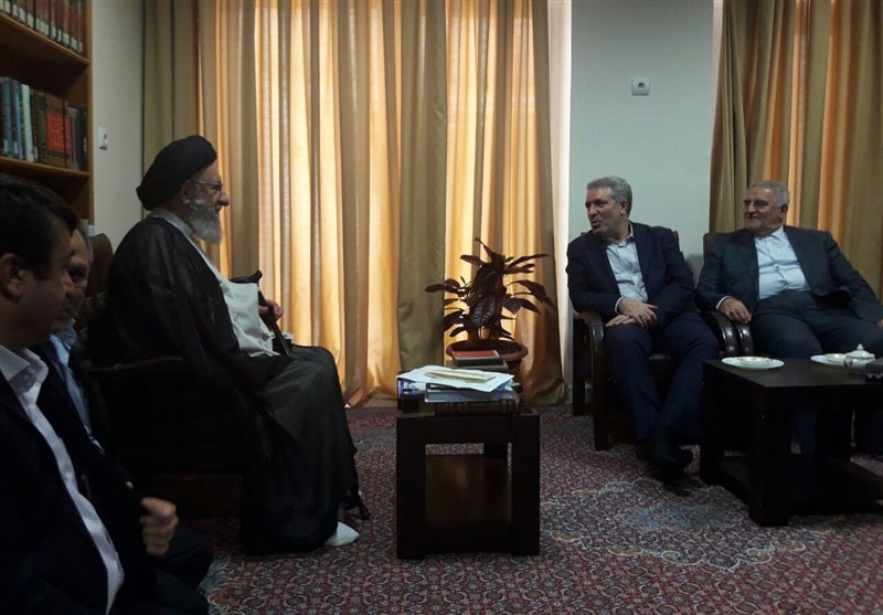 دولت باید اقتصاد را واگذار و خودش را کوچک کند