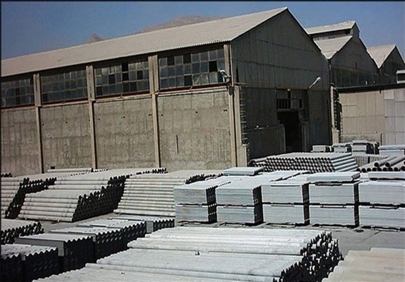 روش عجیب راننده کامیون برای نشان دادن اعتراض خود به مسئولان یک کارخانه + فیلم