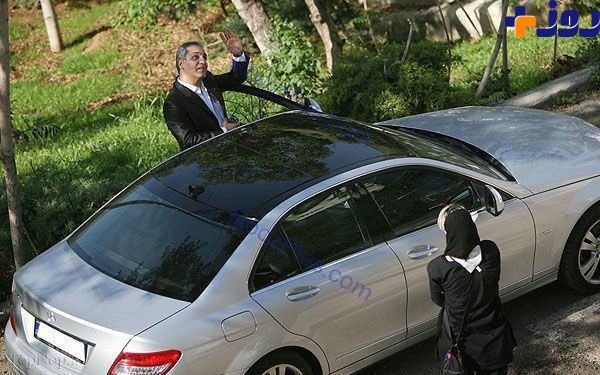شکار لحظه های مهران مدیری هنگام سوارشدن بر خودروی لوکسش+عکس