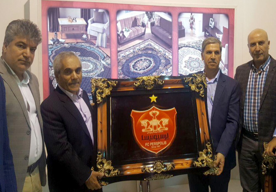 تابلو فرش با نقش قهرمانی پرسپولیس به مدیر عامل باشگاه هدیه شد