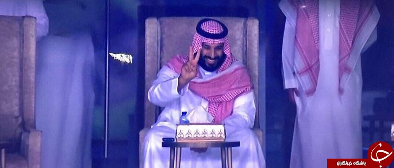 حضور ولیعهد عربستان با بالگرد آپاچی در وسط ورزشگاه + تصاویر و فیلم