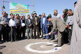 کلنگ‌زنی احداث کتابخانه در روستای مزرعه امام نایین