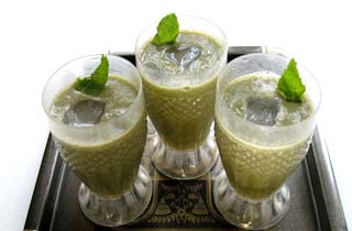 اسموتی موز و نعنا؛ لذیذ و متفاوت + دستور تهیه