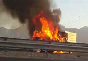 آتش‌سوزی 2 خودرو در تصادف کمربندی ازنا + فیلم