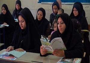بانویی که از کلاس‌های سوادآموزی به آموزگاری رسید + فیلم