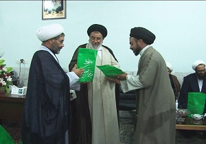 اهدا بسته‌های فرهنگی غدیر توسط امام جمعه بافق