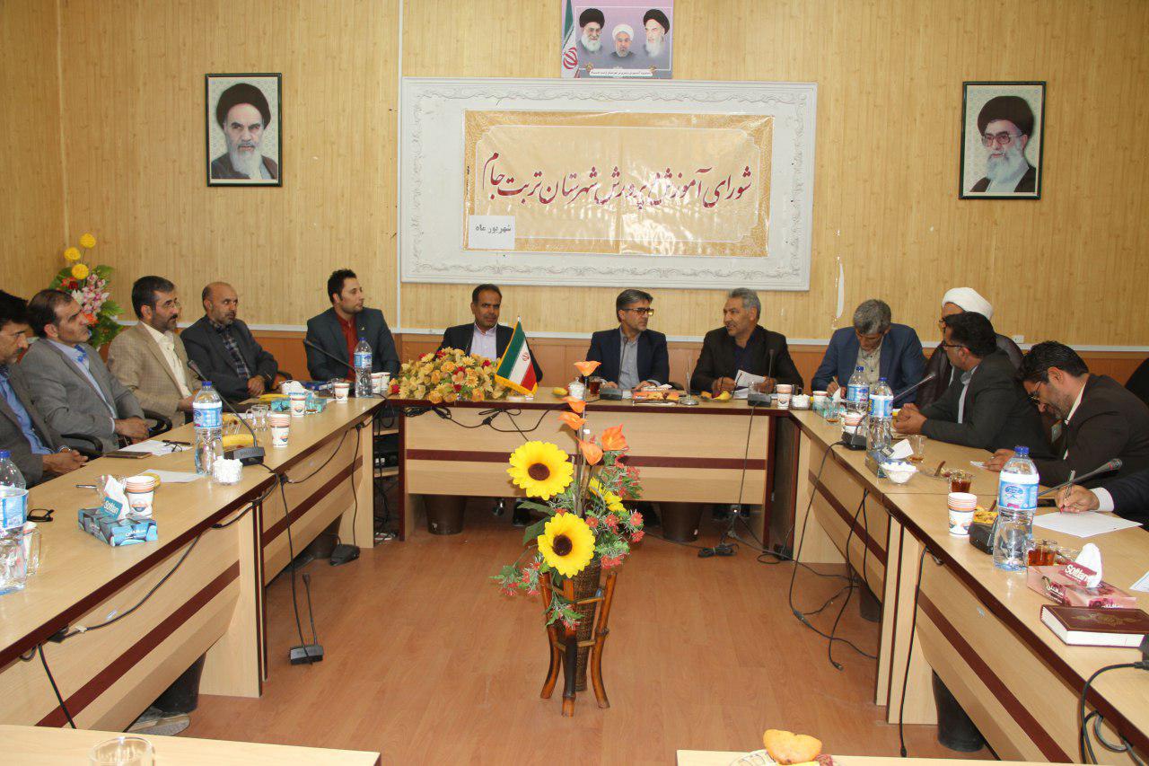 دانش آموزان زلزله زده تربت جام مکانی برای تحصیل ندارند