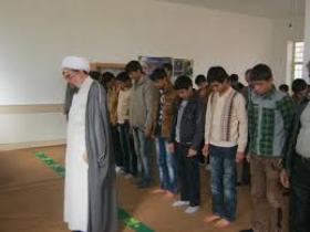 اقامه نماز جماعت توسط ائمه جماعت روحانی در مدارس خراسان شمالی