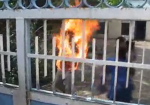 مرد هندی جلوی اداره پلیس خود را به آتش کشید+فیلم