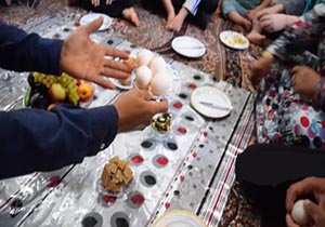 رسم تخم مرغ عیدی دادن اهالی سرخ ولیک در عید غدیر + فیلم