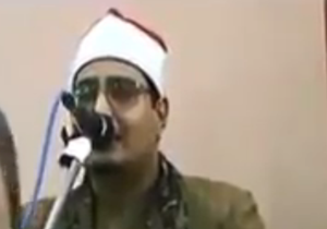 صحنه عجیبی که یک قاری هنگام تلاوت با آن رو به رو شد+فیلم