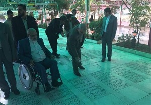 گلباران مزار شهدا در آغاز هفته دولت