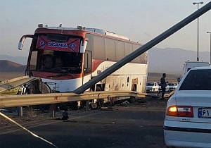 یک دستگاه اتوبوس اسکانیا در اتوبان تهران _ قم منحرف شد