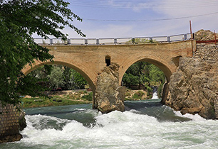 مرمت پل تاریخی اورگان در مبداء رودخانه زاینده‌رود