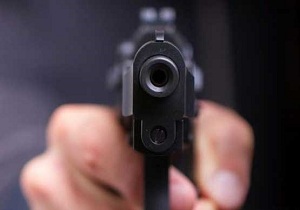 اسلحه&zwnj;کشی سر خرید آخرين لوازم تحریر در حراج یکی از فروشگاه&zwnj;ها + فیلم