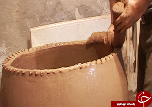 ساخت تنور سفالی به دست هنرمندان چیره دست بروجردی ساخت تنور سفالی به دست هنرمندان چیره دست بروجردی