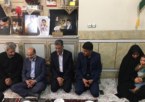 دیدار رئیس رسانه ملی با خانواده شهدای مدافع حرم