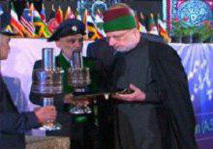 تحویل پرچم بارگاه ملکوتی امام حسین (ع) به نماینده لرستان