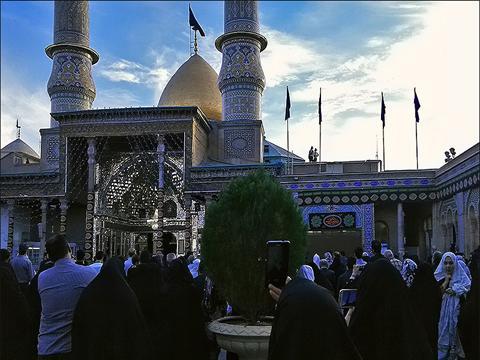 اهتزاز پرچم گنبد حرم حضرت اباعبدالله الحسين (ع) بر فراز بارگاه حضرت عبدالعظيم حسنی (ع)